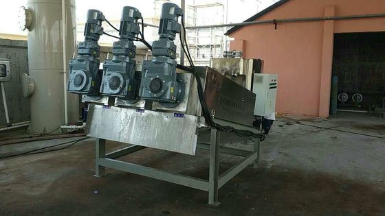 Üç Motorlu 300 Yığılmış Vidalı Çamur Susuzlaştırma Makinesi Endüstriyel Sınıf