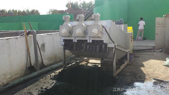 Üç Motorlu 300 Yığılmış Vidalı Çamur Susuzlaştırma Makinesi Endüstriyel Sınıf